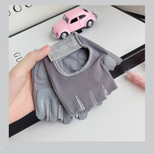 workout training gloves for gym exercise and bodybuilding
