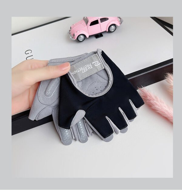 workout training gloves for gym exercise and bodybuilding
